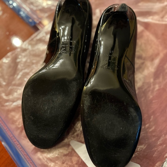 Roger Vivier Black and Silver Heels with Sleek Design - Picture 3 of 4